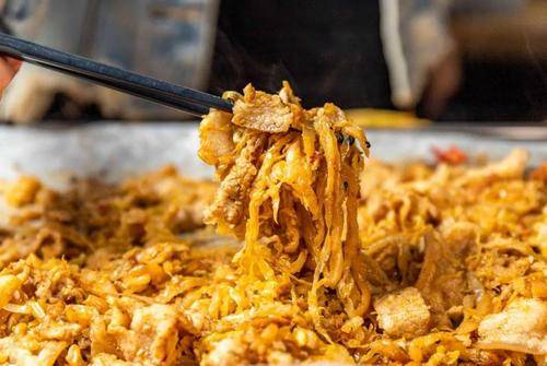 说到一道美味的烤五花肉酸菜,这道菜的味道解馋还不会油腻,_排骨_烤