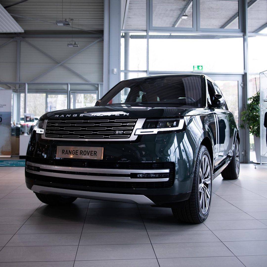 英伦风十足实拍新款路虎揽胜优雅又霸气30t混动空气悬挂