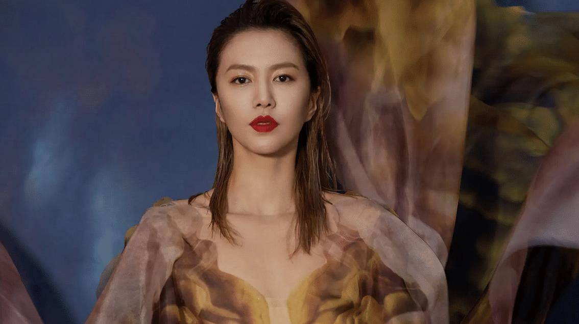 谭维维不仅事业蒸蒸日上,还有一个幸福美满的家庭,和陈亦飞结婚以来