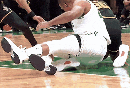 勇士1-2绿军库里受伤:被霍福德压到脚踝 被斯玛特肘打_比赛_nba