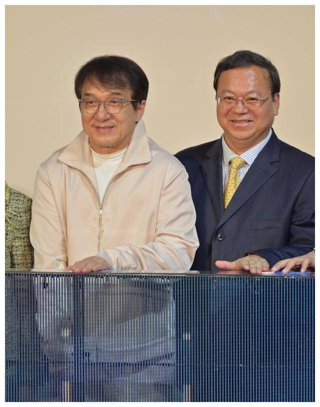 原创成龙任达华一同参加活动年龄只差1岁看起来却像两代人