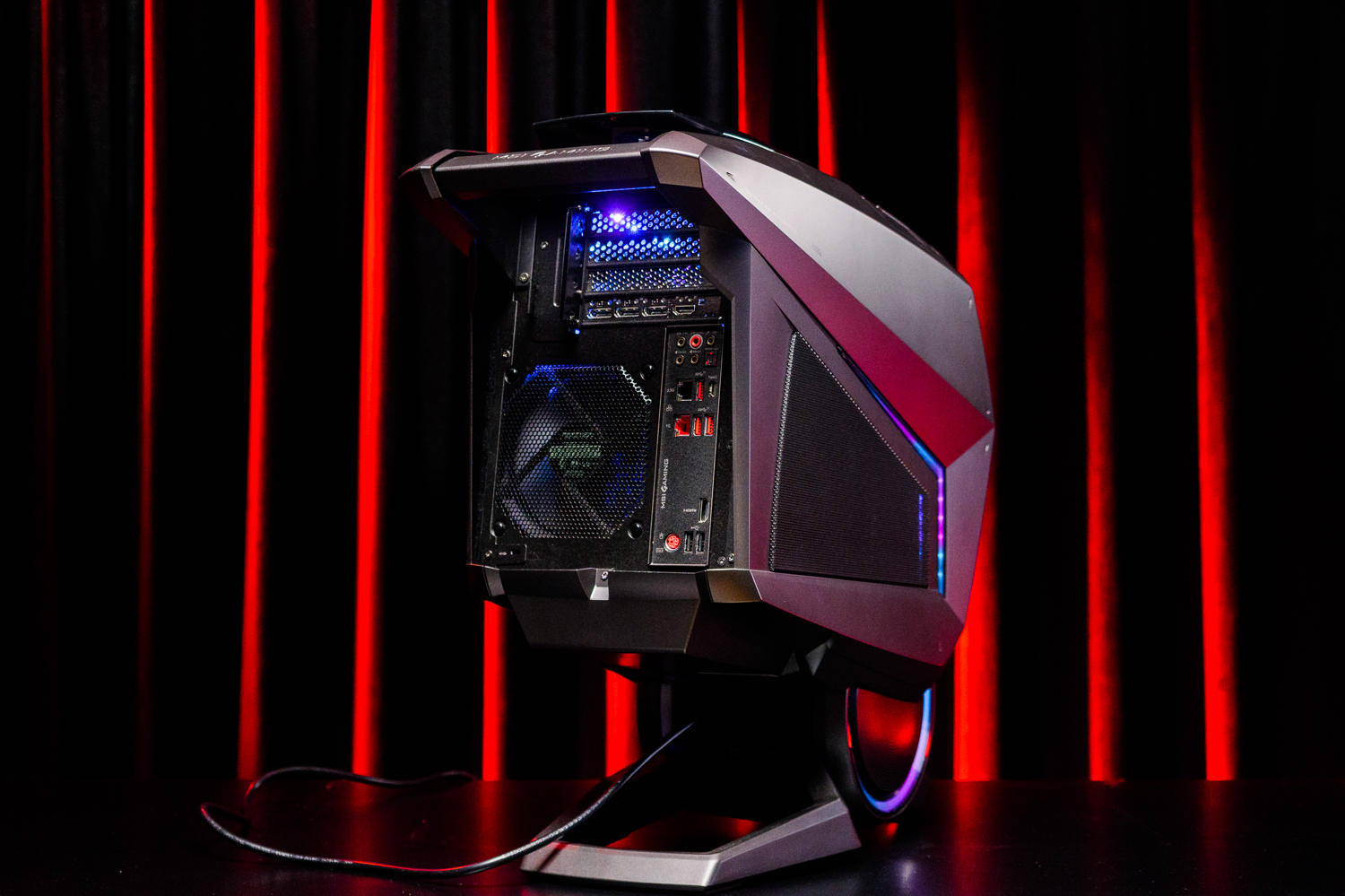 赛博感十足的顶级主机微星宙斯盾ti5游戏主机