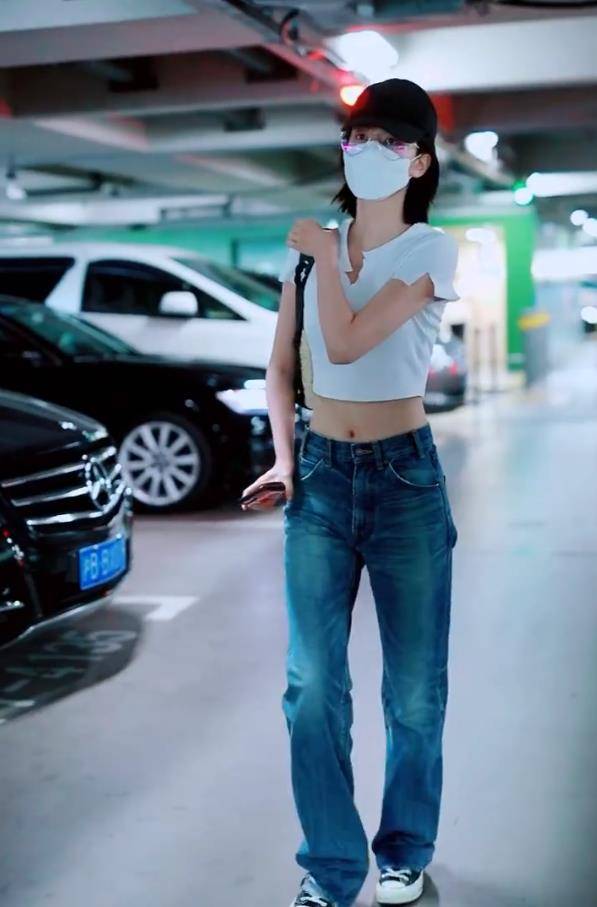 原创乔欣身穿白色露脐装现身机场秀出完美身材闪耀迷人