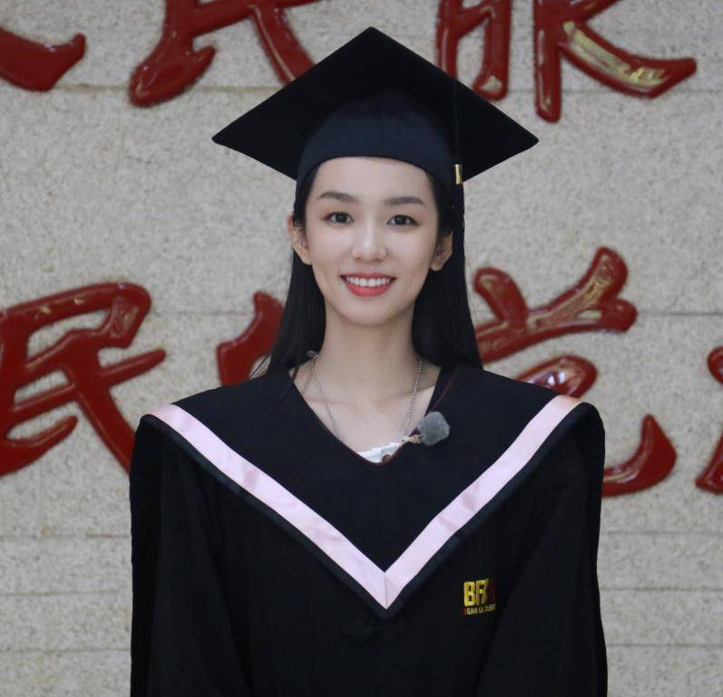 周也6元证件照上热搜,五官精致堪比精修,网友:美女真的没烦恼_女明星