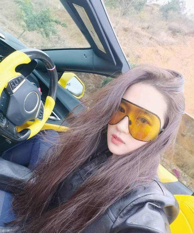 原创刘亦菲海边跑车照潇洒美艳穿皮衣戴墨镜酷飒十足