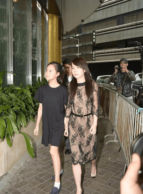 70岁大寿,13岁女儿送蛋糕鲜花,仅仨子女相伴庆祝_大刘_吕丽君_刘秀融