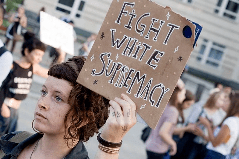 图片来源:greenpeace▍因素三:等级制度由于美国白人在社会中霸占最高