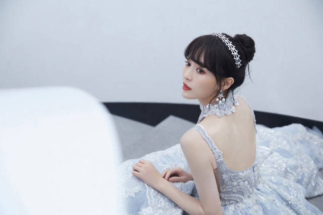 唐嫣停工近三个月终于复工,穿露背婚纱展优越肩颈线