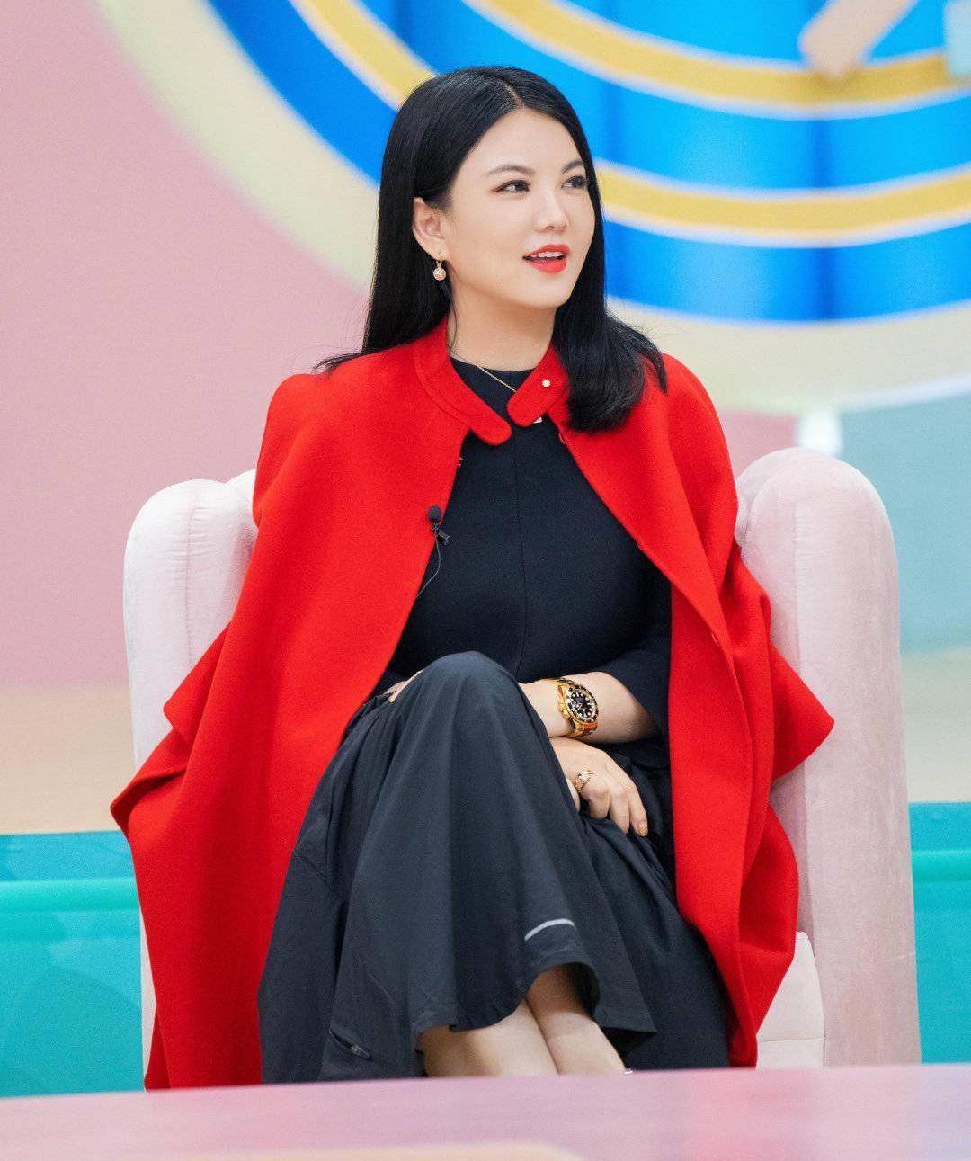 李湘戴百万项链大钻戒,坦言要去约会,单身又漂亮又有钱真潇洒!