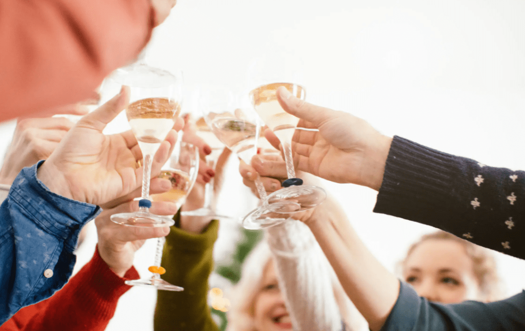 农村婚礼现场老丈人一套喝酒法引得众多酒友连连叫好