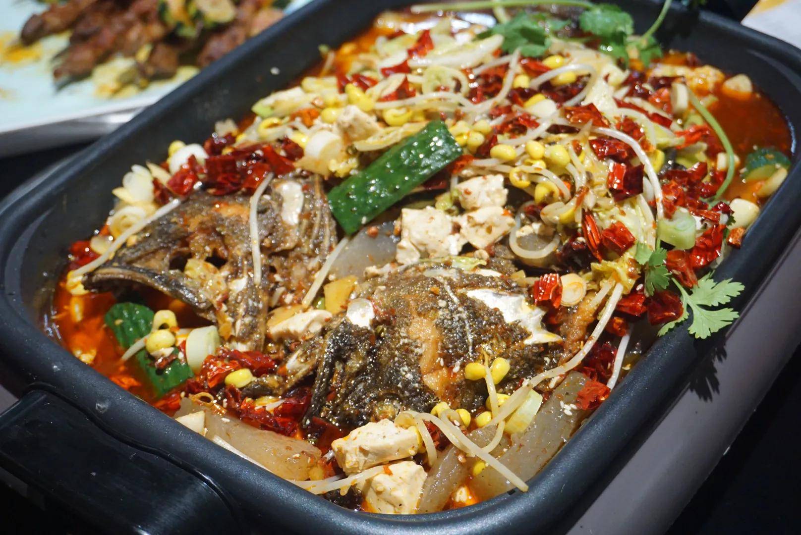 厦门烧烤,老板自创烤鱼籽烤鱼泡太是厦门炭火烧烤代表了