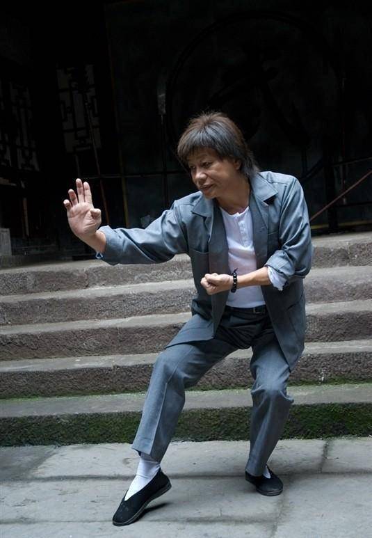 1986年,参演功夫片《东方秃鹰》;1988年,参演动作喜剧片《飞龙猛将》