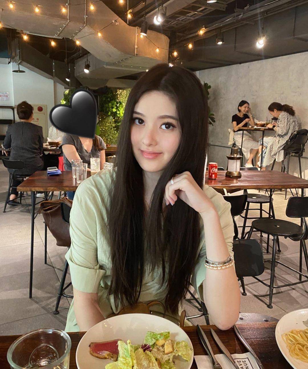 台第一名媛孙芸芸女儿私照曝光,漂亮又清纯,和妈妈宛如姐妹_网友