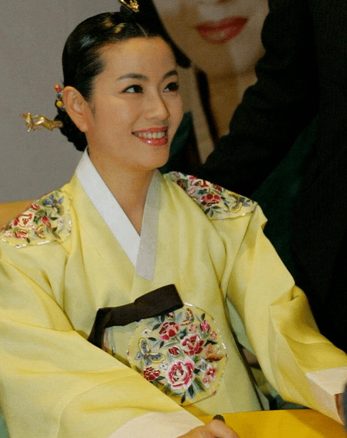 她的母亲甄美里是一名演员,就是《大长今》里坏到让人想说街的崔尚宫.