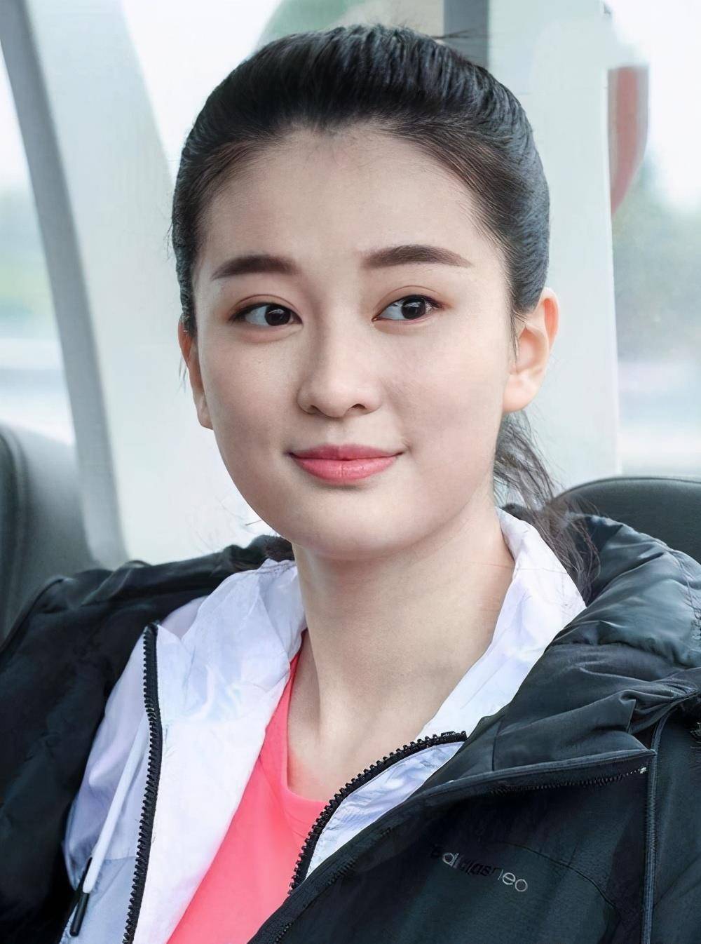 原创乔欣活动生图曝光镂空半透明长裙不敢认身价上亿不红也没关系