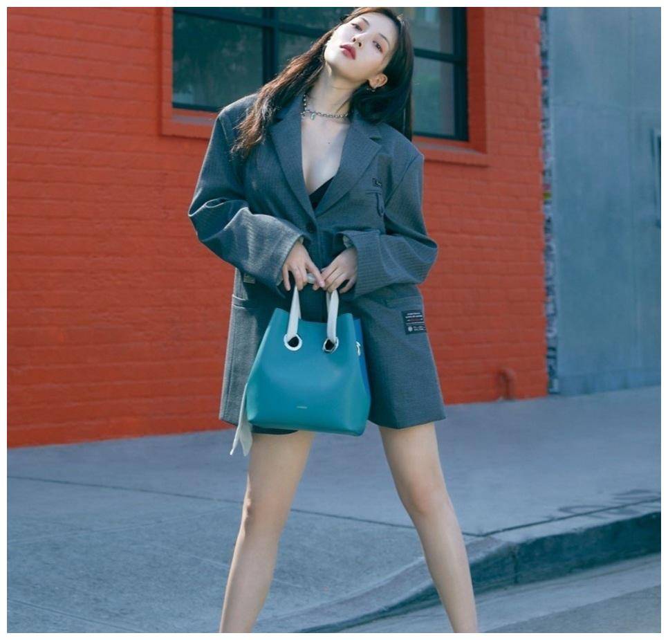 原创泫雅的时尚感不要太棒了画报中的穿搭教学简直就是美到开挂