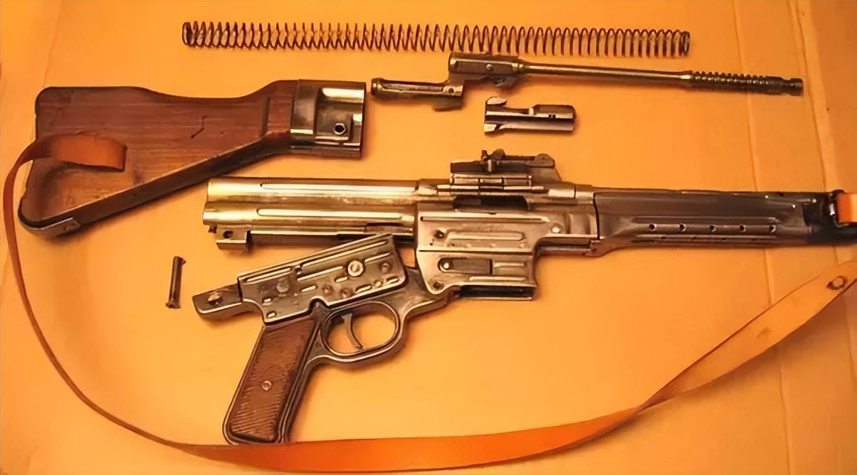 而stg44的上下机匣的布局,复进簧塞进枪托里面,这点倒是在ar15上面有