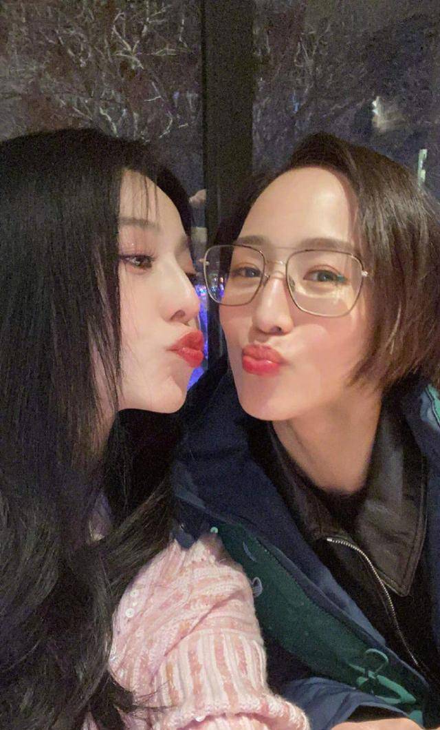 39岁张钧甯和闺蜜范爷聚会高调看展显姐妹情深对美照玩嘟嘟嘴