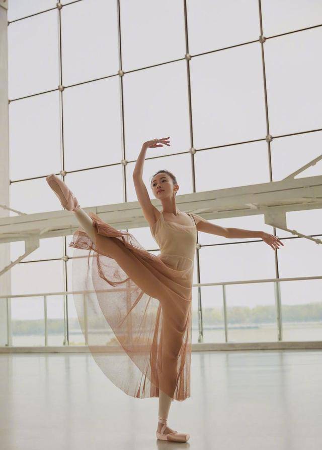 在剧里的精彩表现令人称赞,她从小学习舞蹈,最近曝光的吴谨言穿透明纱