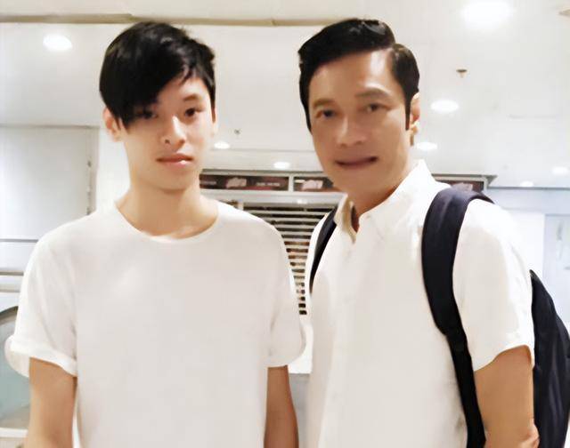 待到时间长了,罗嘉良也就告诉了儿子父母已经离婚的事情,所幸罗裕城