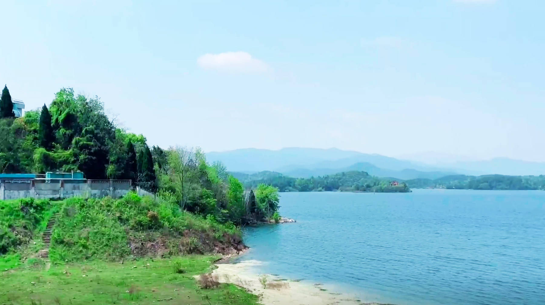 转到陈家湾里的乡道,一路向西走不远,就能看到梅店水库的轮廓