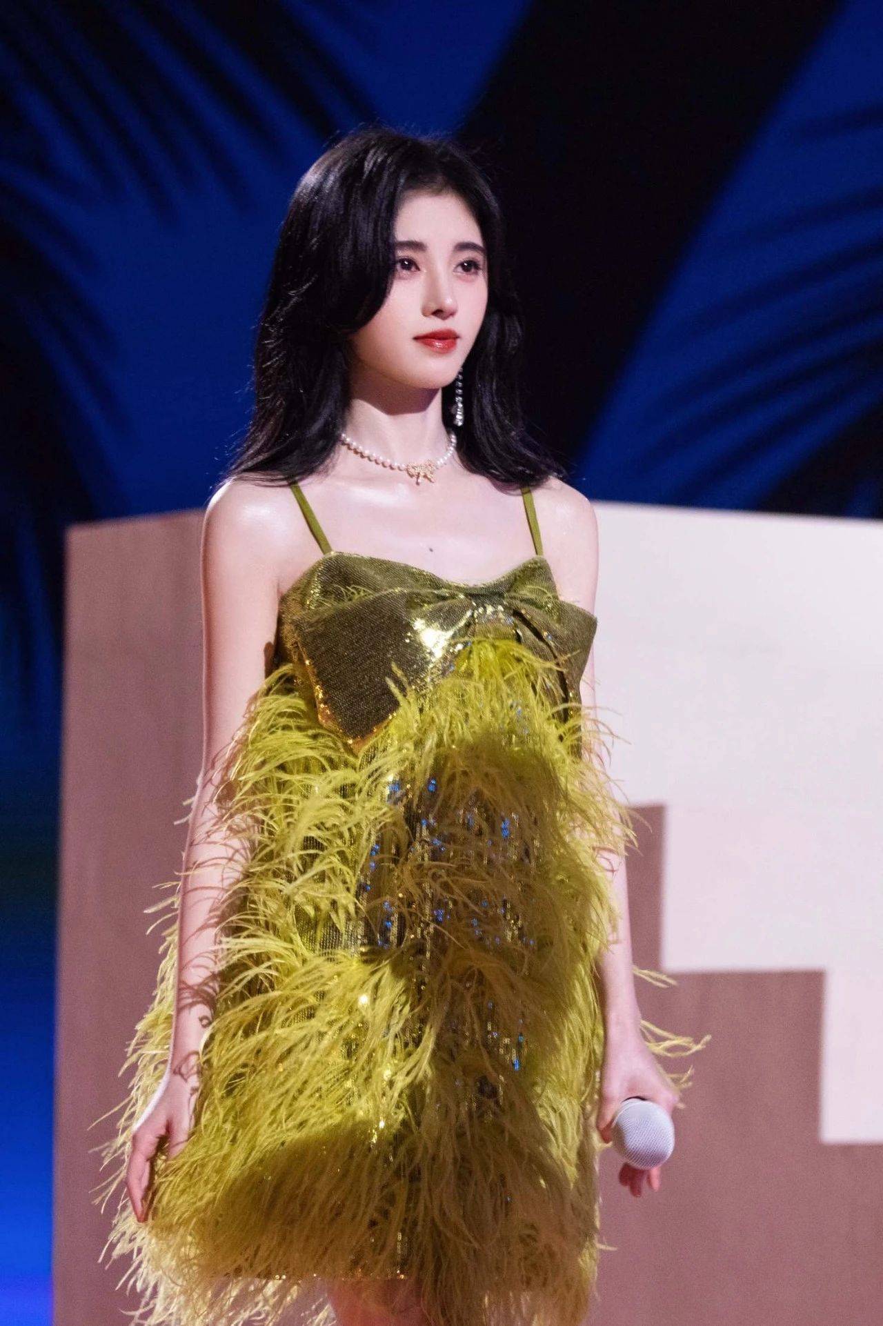 鞠婧祎壁纸:一身绿色时尚裙,仿佛是从丛林中走出来的仙女