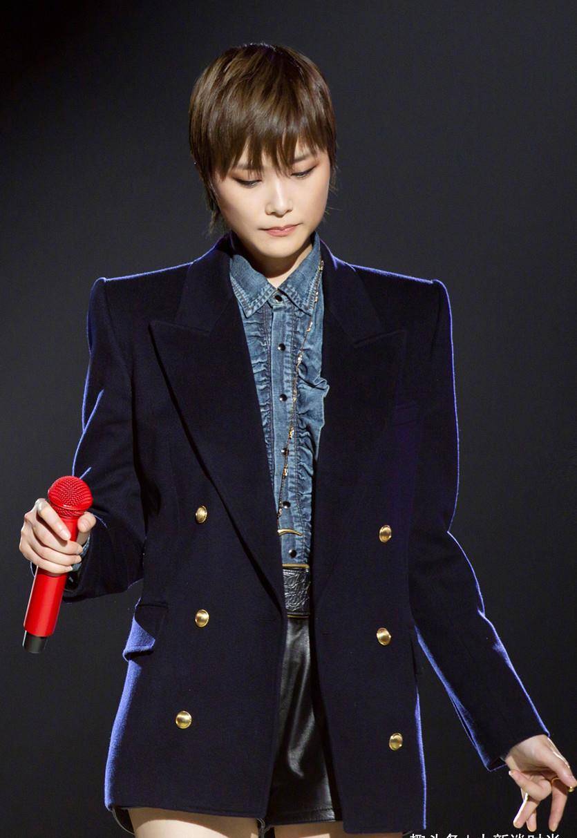 原创李宇春总算穿对一回深v西装内搭半透薄纱这才有女人味