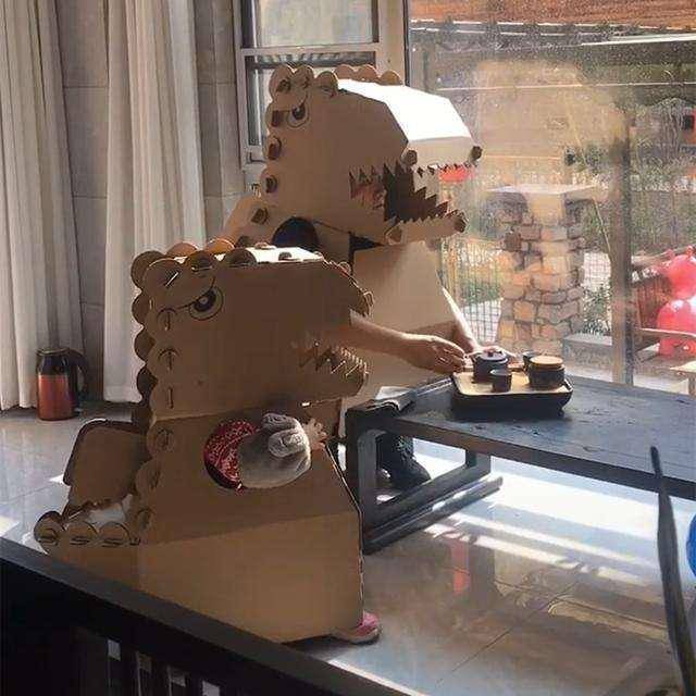 原创父女自制恐龙服还品起了茶爸爸的亲子陪伴有趣又有爱