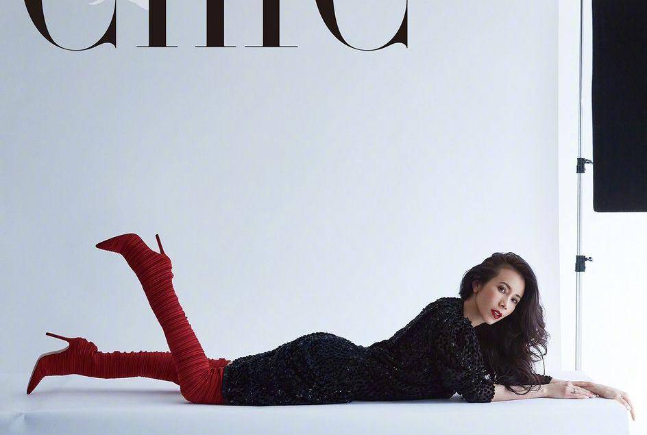 莫文蔚穿着时尚还不俗气,二分裙造型更显腿长,走路的时候更婀娜_身材