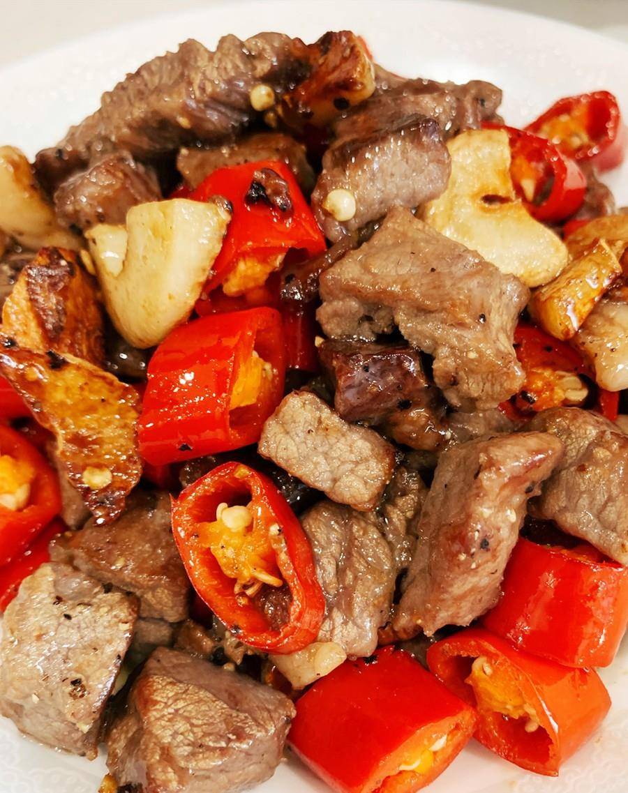 原创小炒牛肉家庭中的一员红椒蒜香牛肉粒吃起来蒜香浓郁味道鲜美