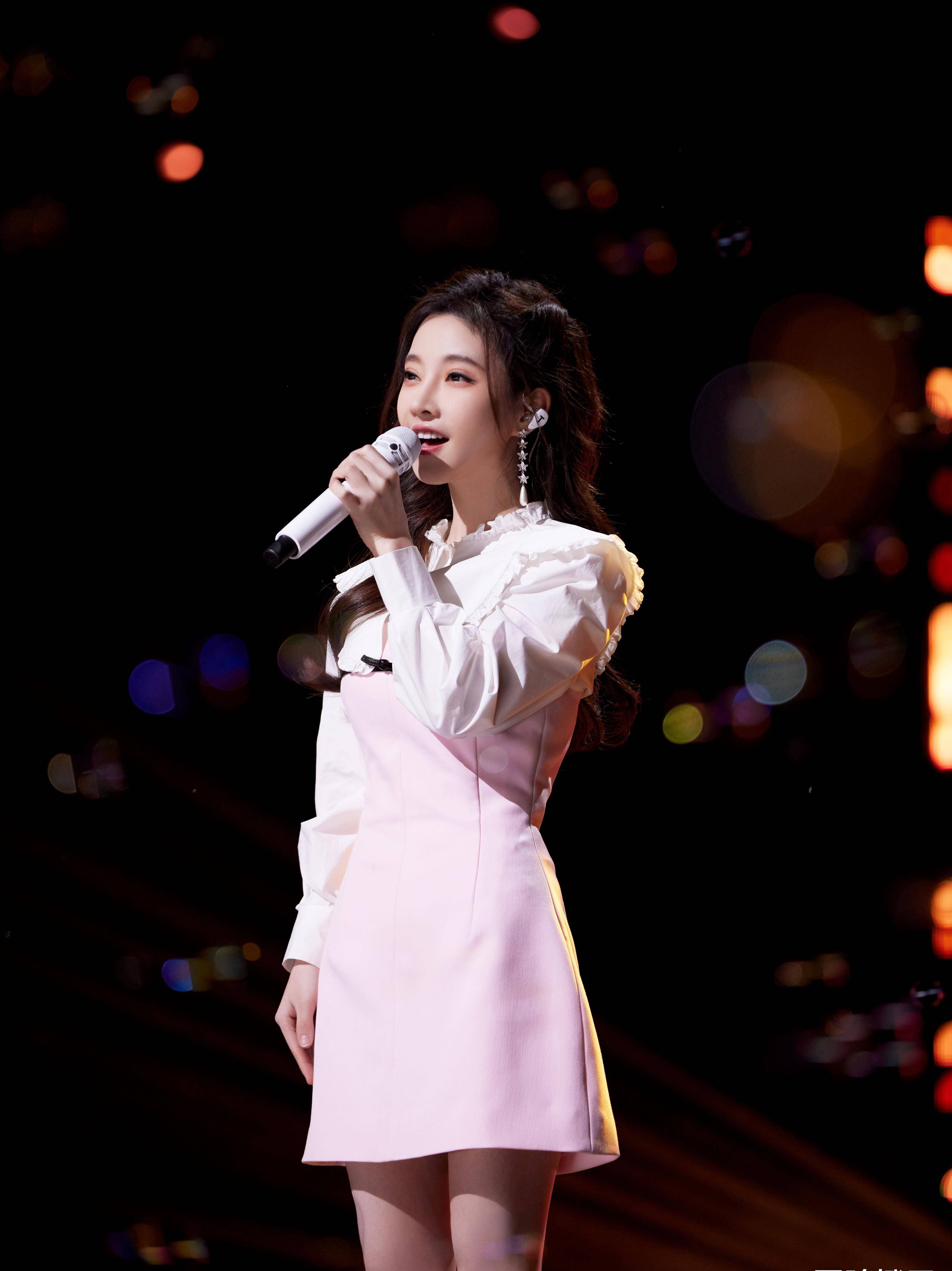 冯提莫献唱"最美的夜",一袭粉色礼服甜美亮相,人美歌甜好耀眼_晚会