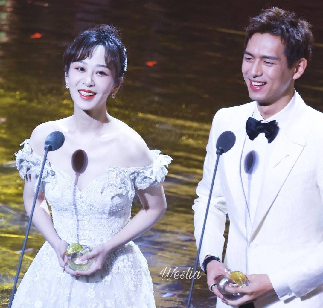 肖战和李现给杨紫提裙子,都提了个寂寞,杨紫"我自己可以"_曾书书_余生