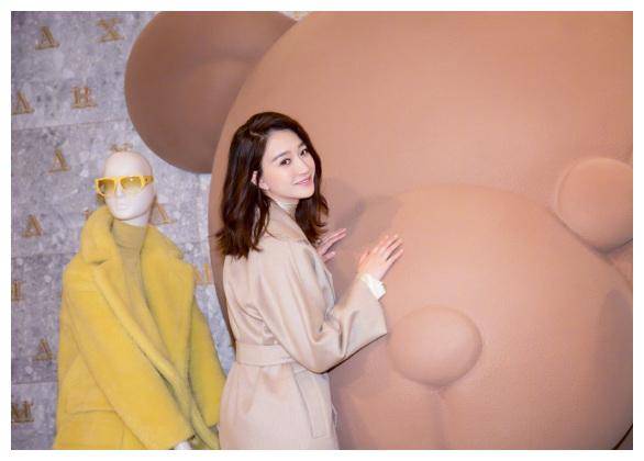 原创43岁的李小冉状态真好驼色大衣配白色阔腿裤优雅知性白到发光