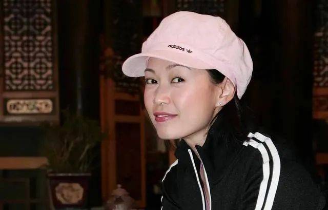 原创49岁最美朱姬独自抚养儿子熬成肥师奶未婚先孕孩子爸成谜