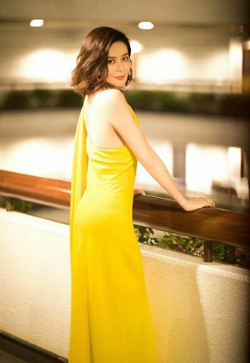 原创关之琳穿睡衣出席时尚活动脸部僵硬不自然网友美人真的老了