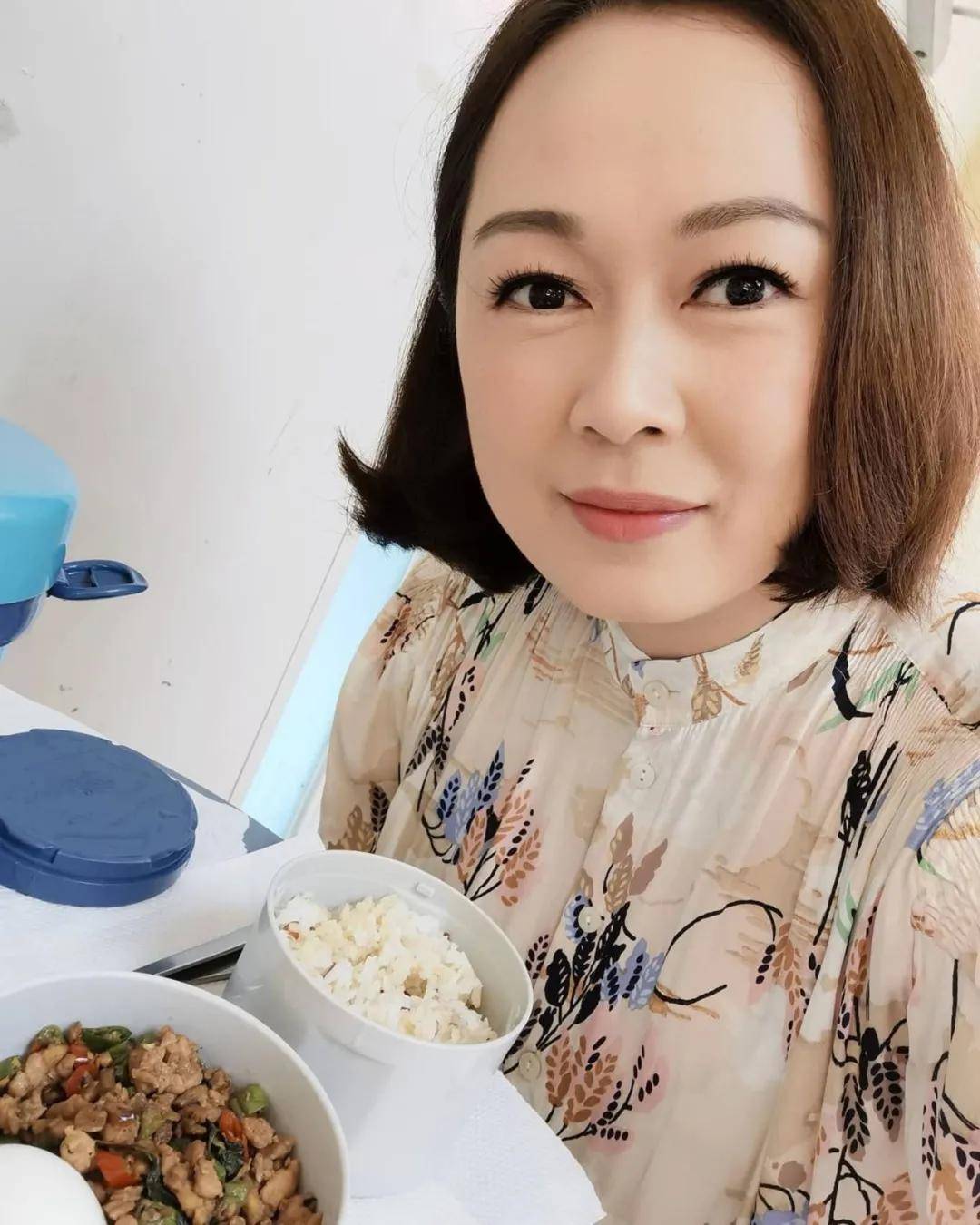 原创49岁最美朱姬独自抚养儿子熬成肥师奶未婚先孕孩子爸成谜