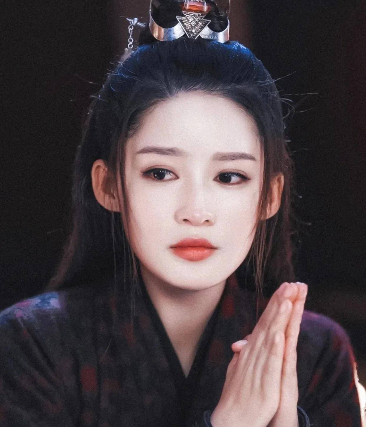 穿着一袭白衣,感觉别的角色颜值一下就暗淡了许多,她真的太适合古装了