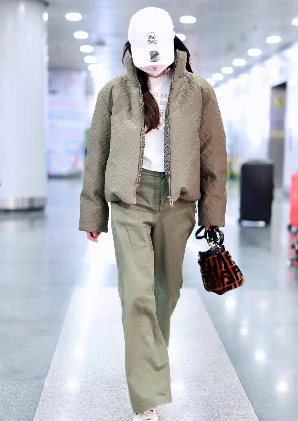 原创宋祖儿真低调军绿色羽绒服配阔腿裤既保暖又清新自然美