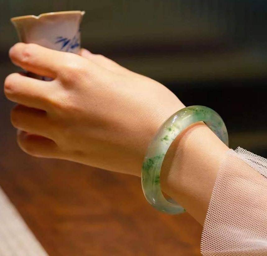 翡翠手镯保养小知识