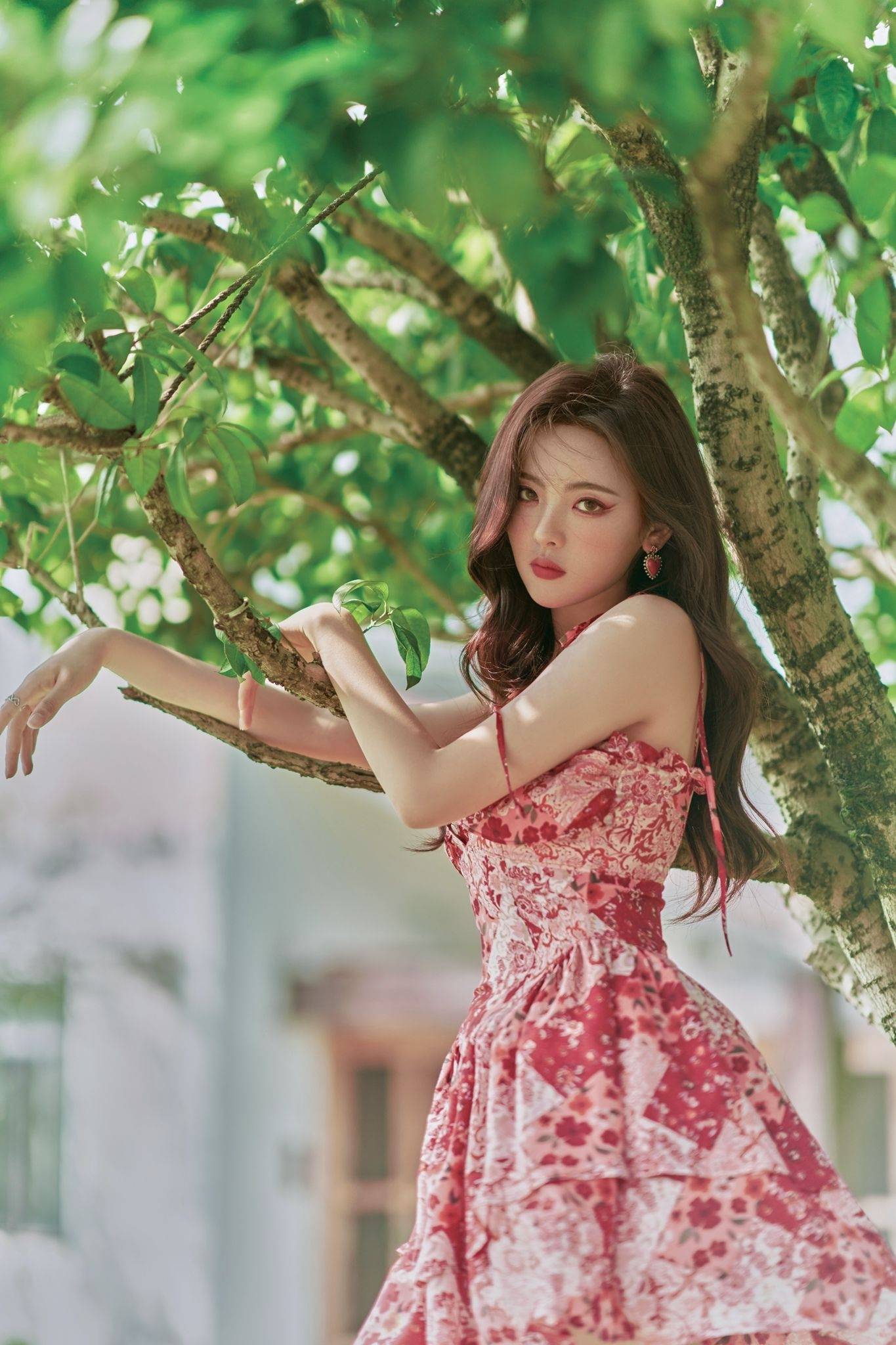 杨超越碎花吊带长裙时尚写真