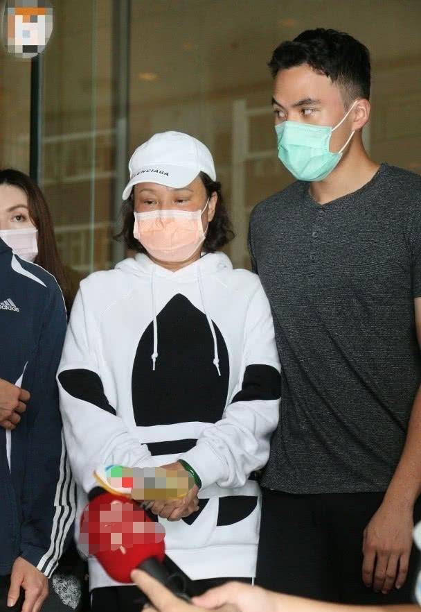 三太太与子女离开医院:何超琼发言如下,她也透露,四房人有共识将会
