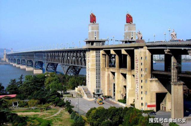 原创             长江上有三个大城市，为什么唯独只有重庆的江景才壮观？
