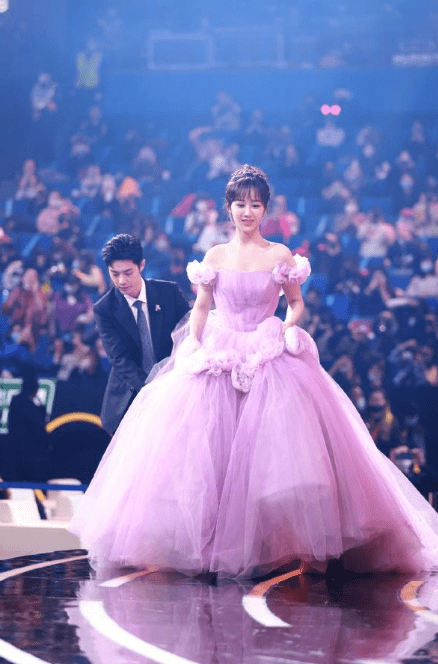 原创继肖战后又一男星帮杨紫提裙提了个寂寞