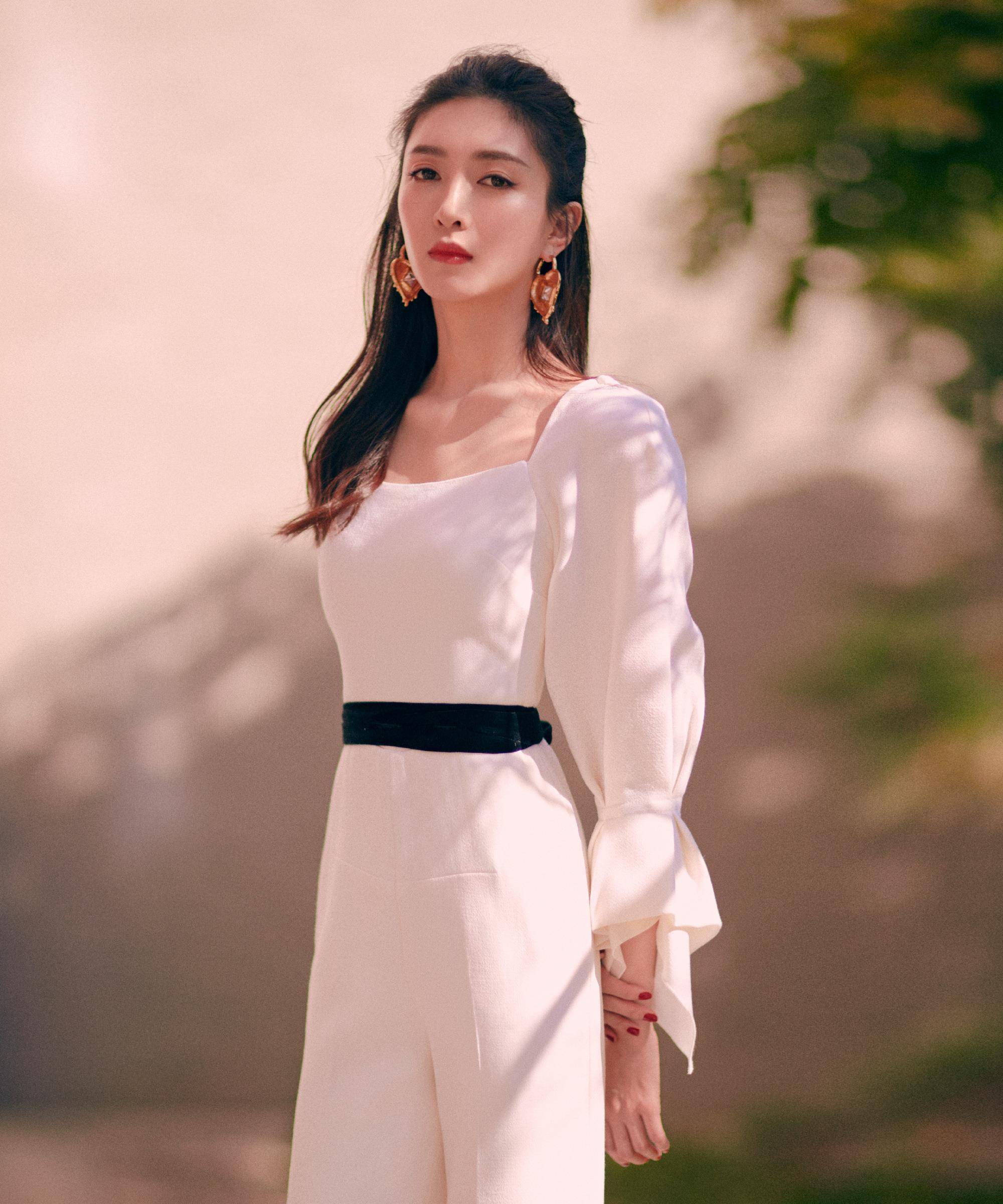 原创奔三的女人尽量不要穿t恤搭短裤学江疏影这样穿老娘天下最美