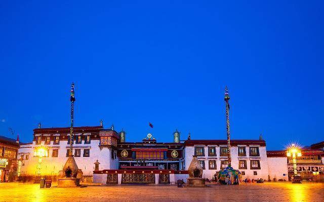 走在大昭寺广场上,看到无数的身体匍匐在来与去的路上,神圣无比_朝拜