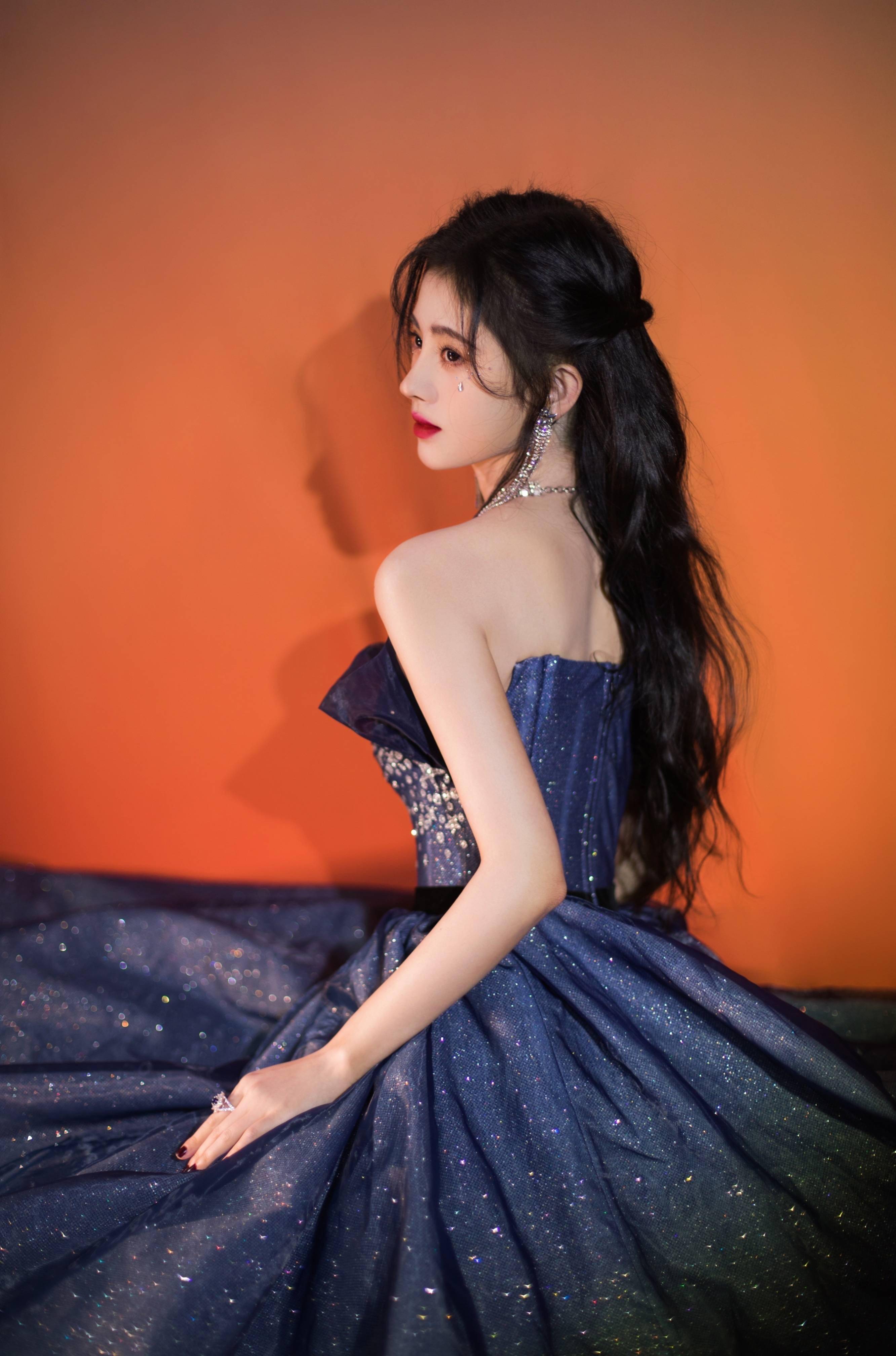 鞠婧祎参加腾讯视频拾光盛典,一袭抹胸黑网纱连衣裙,性感优雅_面料