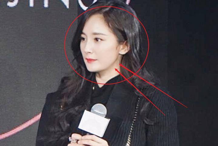 杨幂出席活动现场活动生图被曝光这状态确定有34岁