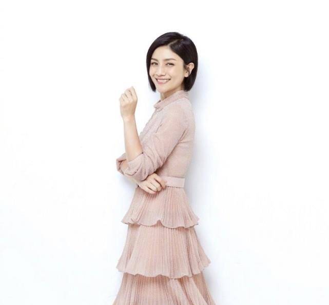 原创胡可越来越会穿搭身穿粉色印花裙甜美可人状态完全不像是44岁