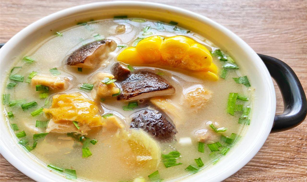 原创只需要2个小鸡腿20分钟就能做出超浓的鸡汤好喝不油腻