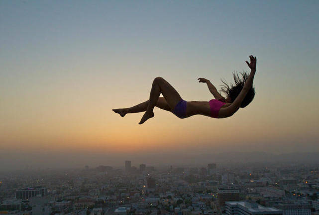 原创如果人类从一万米高空自由落体掉入大海里还有生还的可能吗